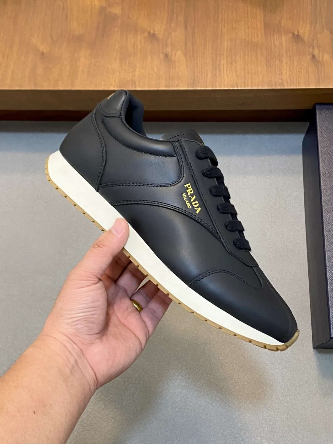 Men's shoes 💰740 Prada/Prada's new men's spliced ​​casual sports shoes. These sports shoes use exquisite stitching technology to outline a unique geometric texture, and contemporary lines and details reinterpret the classic sports style. The upper is made of ultra-official material, and the lining is full cowhide. It is lightweight, breathable, practical and versatile. The tongue is decorated with the Prada Milano logo, and the logo print is embellished with the laces. It is paired with a 2.5cm two-color rubber sole to create a comfortable wearing experience. Comes with full set of original packaging dust bag! Size: 39-40-41-42-43-44 (38, 45 customized) standard leather shoe size